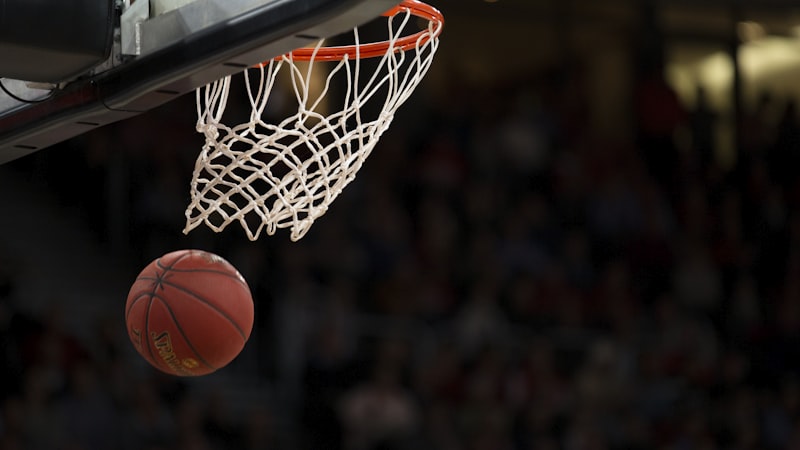 NBA篮球比赛现场直播画面，球员正在进行扣篮