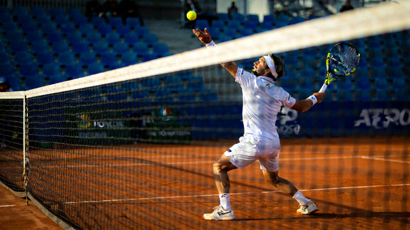 ATP网球比赛现场，球员正在发球